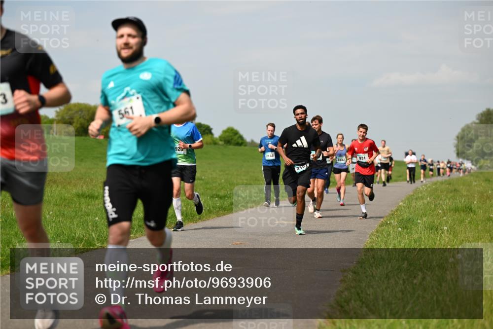 10.05.2026 - 8. Wedeler Halbmarathon Dr. Thomas Lammeyer http://msf.ph/oto/9693906 10.05.2026 11:18:42 Laufen 561, 926, 2148, 2232, 931 meine-sportfotos.de