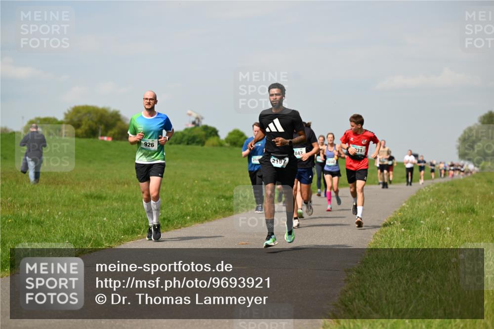 10.05.2026 - 8. Wedeler Halbmarathon Dr. Thomas Lammeyer http://msf.ph/oto/9693921 10.05.2026 11:18:43 Laufen 926, 214, 2157, 842, 1232, 231 meine-sportfotos.de
