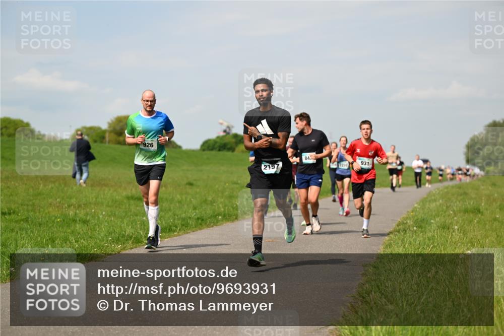 10.05.2026 - 8. Wedeler Halbmarathon Dr. Thomas Lammeyer http://msf.ph/oto/9693931 10.05.2026 11:18:44 Laufen 926, 2157, 931 meine-sportfotos.de