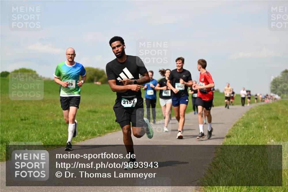 10.05.2026 - 8. Wedeler Halbmarathon Dr. Thomas Lammeyer http://msf.ph/oto/9693943 10.05.2026 11:18:45 Laufen 2157, 841, 842 meine-sportfotos.de