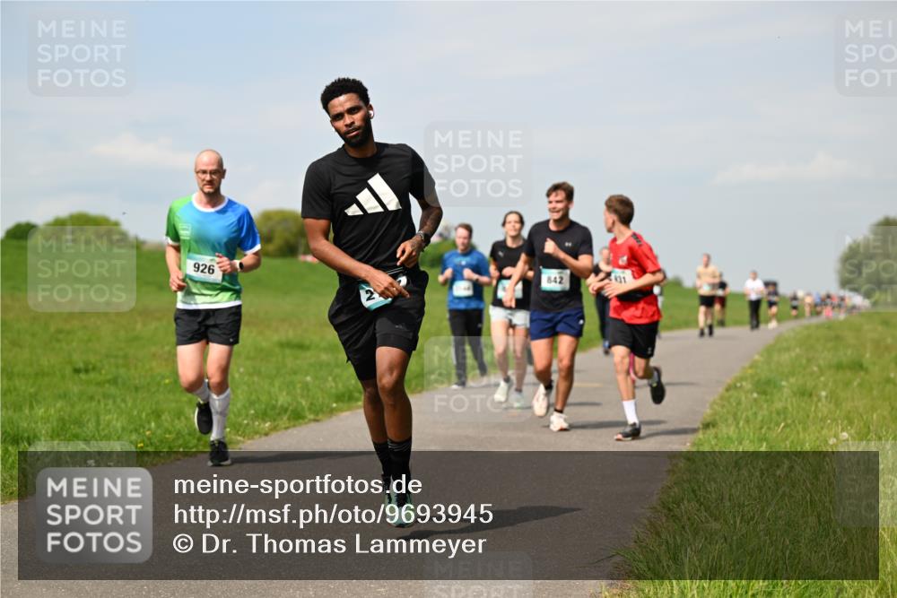 10.05.2026 - 8. Wedeler Halbmarathon Dr. Thomas Lammeyer http://msf.ph/oto/9693945 10.05.2026 11:18:45 Laufen 926, 842, 431 meine-sportfotos.de