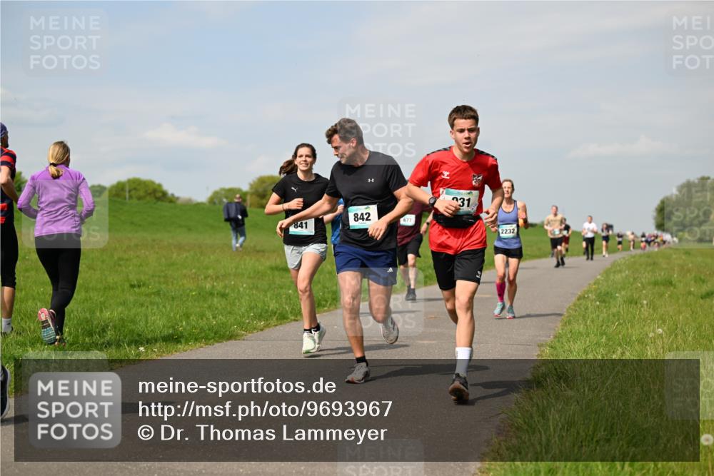 10.05.2026 - 8. Wedeler Halbmarathon Dr. Thomas Lammeyer http://msf.ph/oto/9693967 10.05.2026 11:18:47 Laufen 841, 842, 677, 2232 meine-sportfotos.de