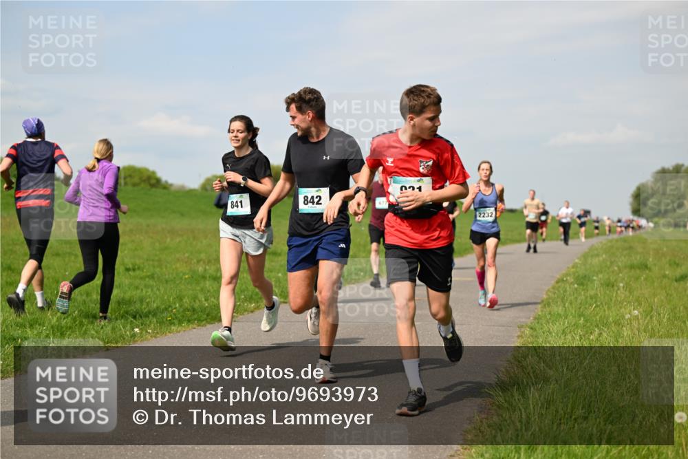10.05.2026 - 8. Wedeler Halbmarathon Dr. Thomas Lammeyer http://msf.ph/oto/9693973 10.05.2026 11:18:47 Laufen 841, 842, 021, 2232 meine-sportfotos.de