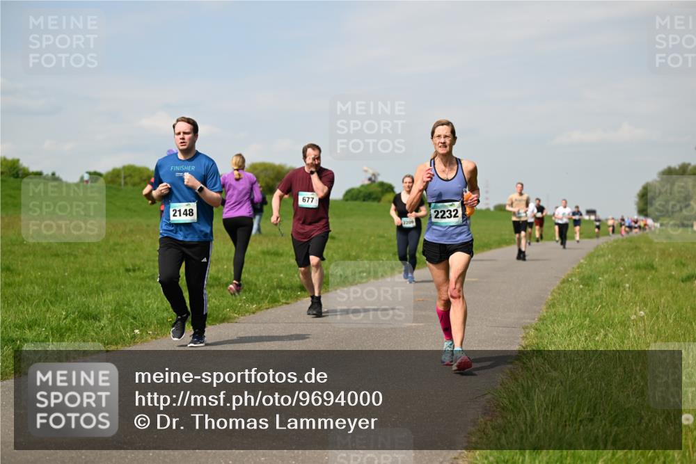 10.05.2026 - 8. Wedeler Halbmarathon Dr. Thomas Lammeyer http://msf.ph/oto/9694000 10.05.2026 11:18:49 Laufen 2148, 677, 2209, 2232 meine-sportfotos.de