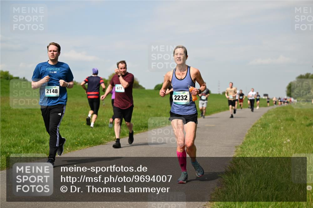10.05.2026 - 8. Wedeler Halbmarathon Dr. Thomas Lammeyer http://msf.ph/oto/9694007 10.05.2026 11:18:49 Laufen 677, 2148, 2232 meine-sportfotos.de