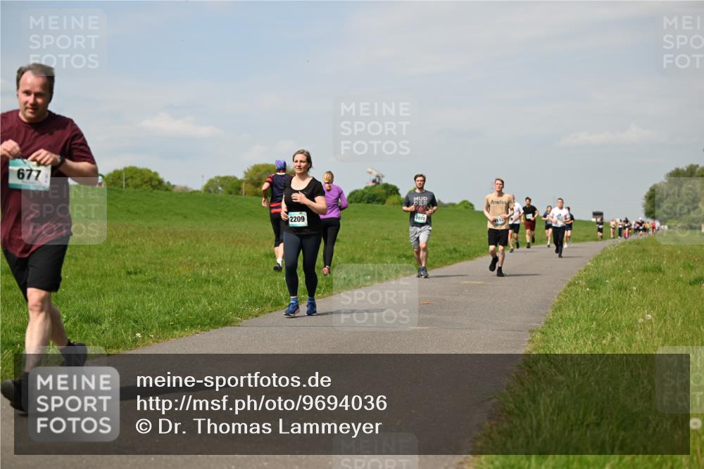 10.05.2026 - 8. Wedeler Halbmarathon Dr. Thomas Lammeyer http://msf.ph/oto/9694036 10.05.2026 11:18:51 Laufen 200, 677, 2209, 2071, 2115 meine-sportfotos.de