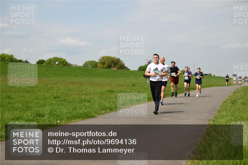 10.05.2026 - 8. Wedeler Halbmarathon Dr. Thomas Lammeyer http://msf.ph/oto/9694136 10.05.2026 11:18:59 Laufen 2229, 2147, 2155 meine-sportfotos.de