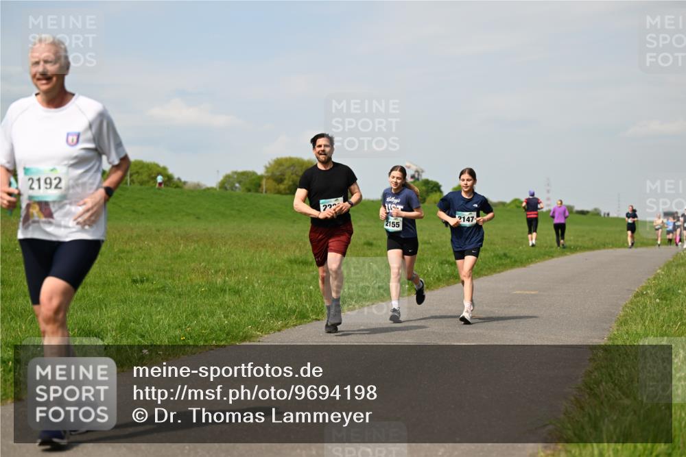 10.05.2026 - 8. Wedeler Halbmarathon Dr. Thomas Lammeyer http://msf.ph/oto/9694198 10.05.2026 11:19:03 Laufen 2192, 2155, 2147 meine-sportfotos.de