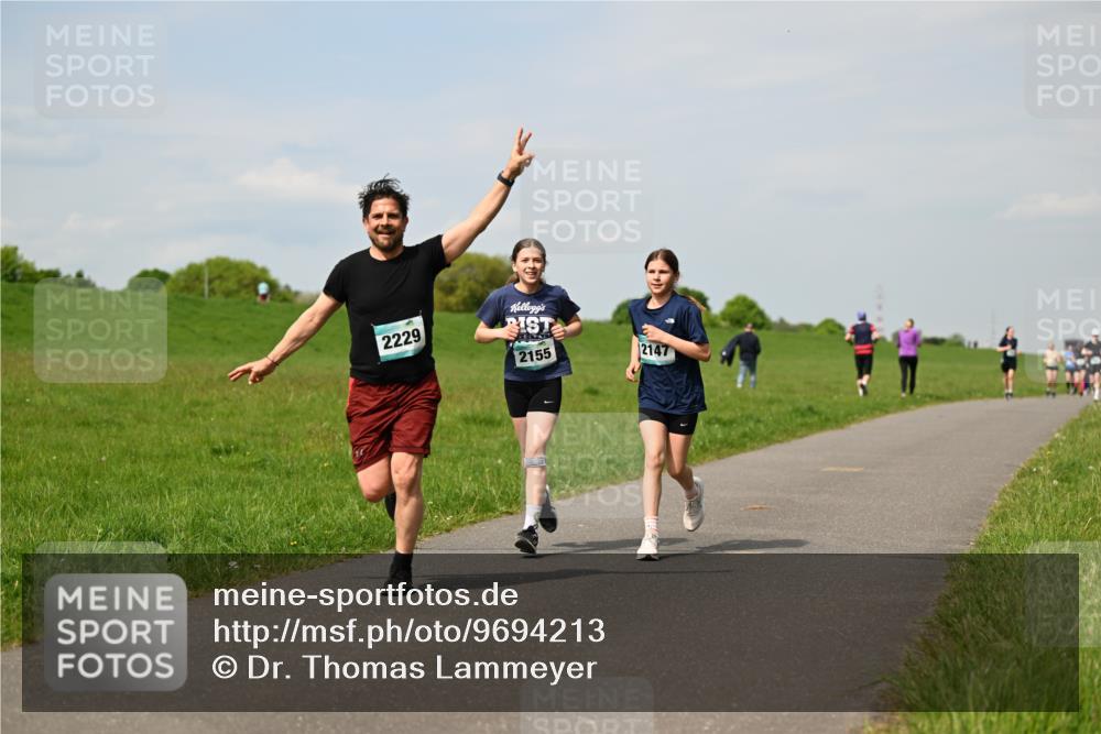 10.05.2026 - 8. Wedeler Halbmarathon Dr. Thomas Lammeyer http://msf.ph/oto/9694213 10.05.2026 11:19:04 Laufen 2229, 2155, 2147 meine-sportfotos.de