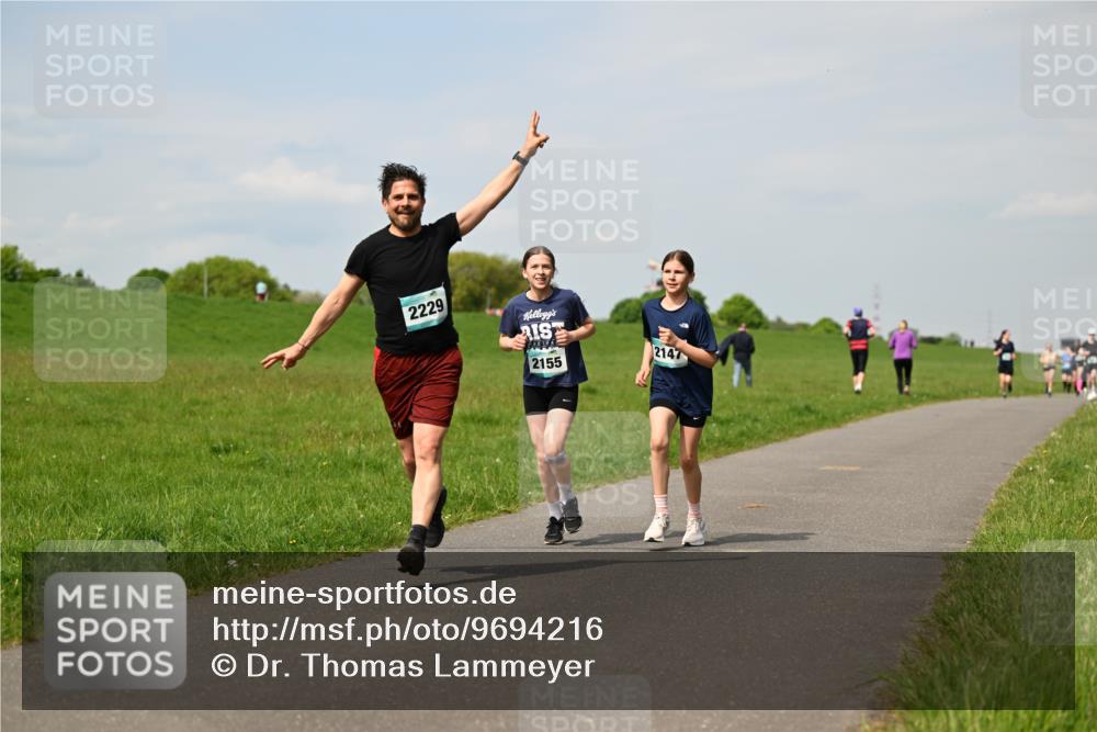 10.05.2026 - 8. Wedeler Halbmarathon Dr. Thomas Lammeyer http://msf.ph/oto/9694216 10.05.2026 11:19:04 Laufen 2229, 2155, 2147 meine-sportfotos.de