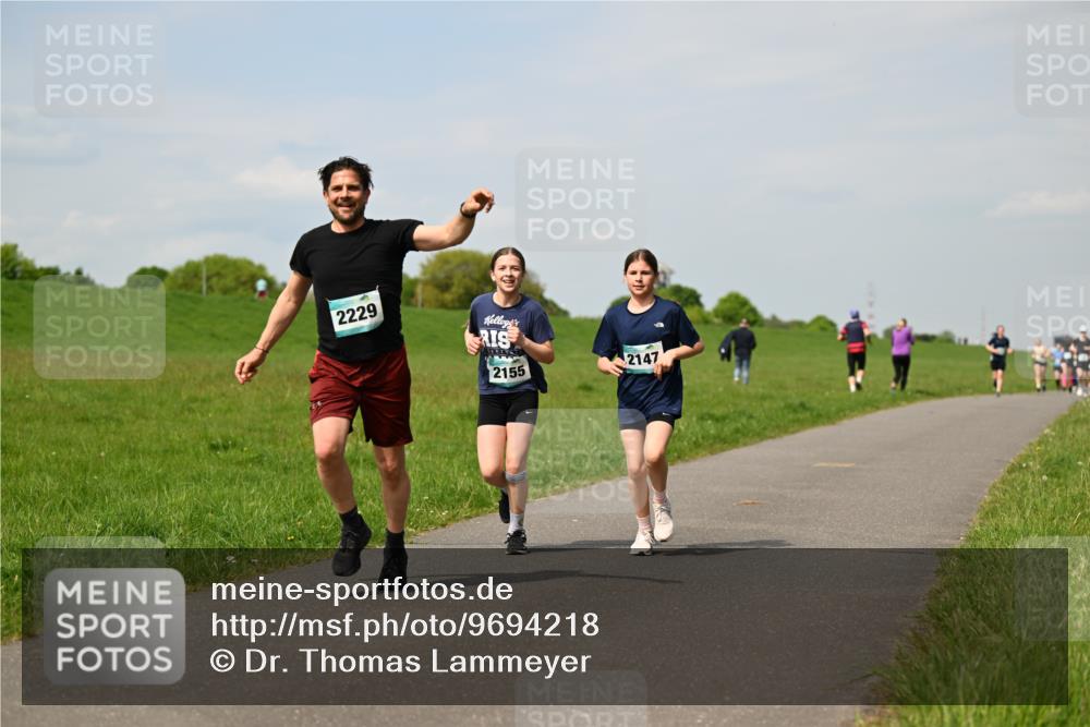 10.05.2026 - 8. Wedeler Halbmarathon Dr. Thomas Lammeyer http://msf.ph/oto/9694218 10.05.2026 11:19:04 Laufen 2229, 2155, 2147 meine-sportfotos.de