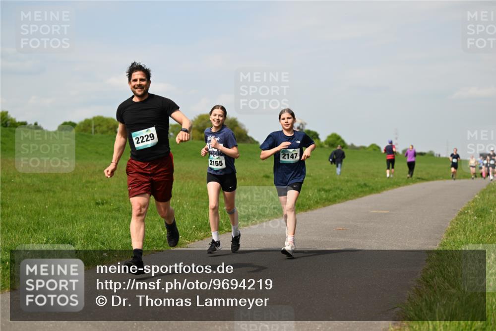 10.05.2026 - 8. Wedeler Halbmarathon Dr. Thomas Lammeyer http://msf.ph/oto/9694219 10.05.2026 11:19:05 Laufen 2229, 2155, 2147 meine-sportfotos.de