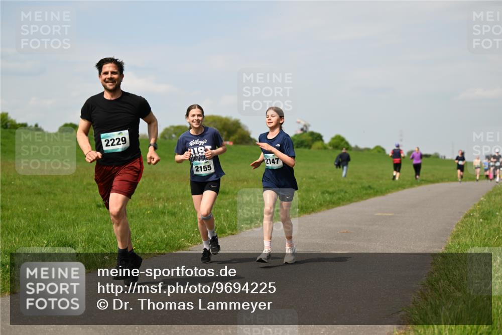 10.05.2026 - 8. Wedeler Halbmarathon Dr. Thomas Lammeyer http://msf.ph/oto/9694225 10.05.2026 11:19:05 Laufen 2229, 2155, 2147 meine-sportfotos.de