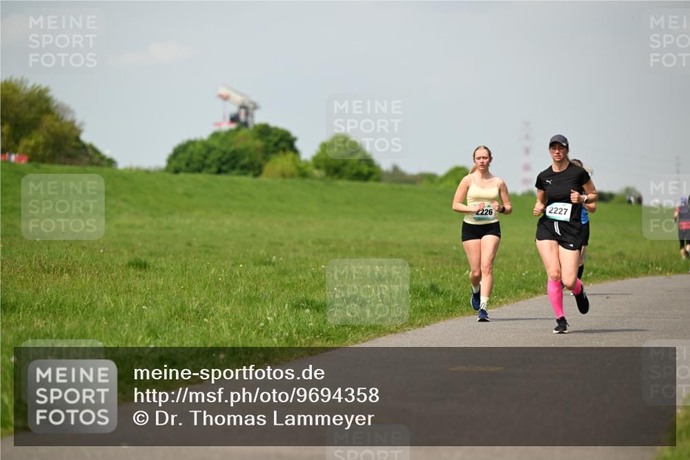 10.05.2026 - 8. Wedeler Halbmarathon Dr. Thomas Lammeyer http://msf.ph/oto/9694358 10.05.2026 11:19:22 Laufen 2226, 2227 meine-sportfotos.de