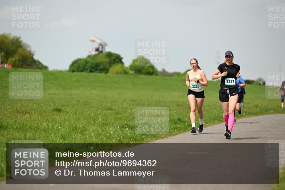 10.05.2026 - 8. Wedeler Halbmarathon Dr. Thomas Lammeyer http://msf.ph/oto/9694362 10.05.2026 11:19:23 Laufen 2226, 2227 meine-sportfotos.de