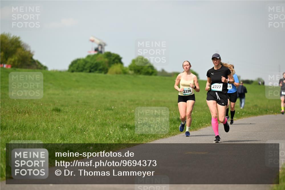 10.05.2026 - 8. Wedeler Halbmarathon Dr. Thomas Lammeyer http://msf.ph/oto/9694373 10.05.2026 11:19:23 Laufen 2226, 2227 meine-sportfotos.de