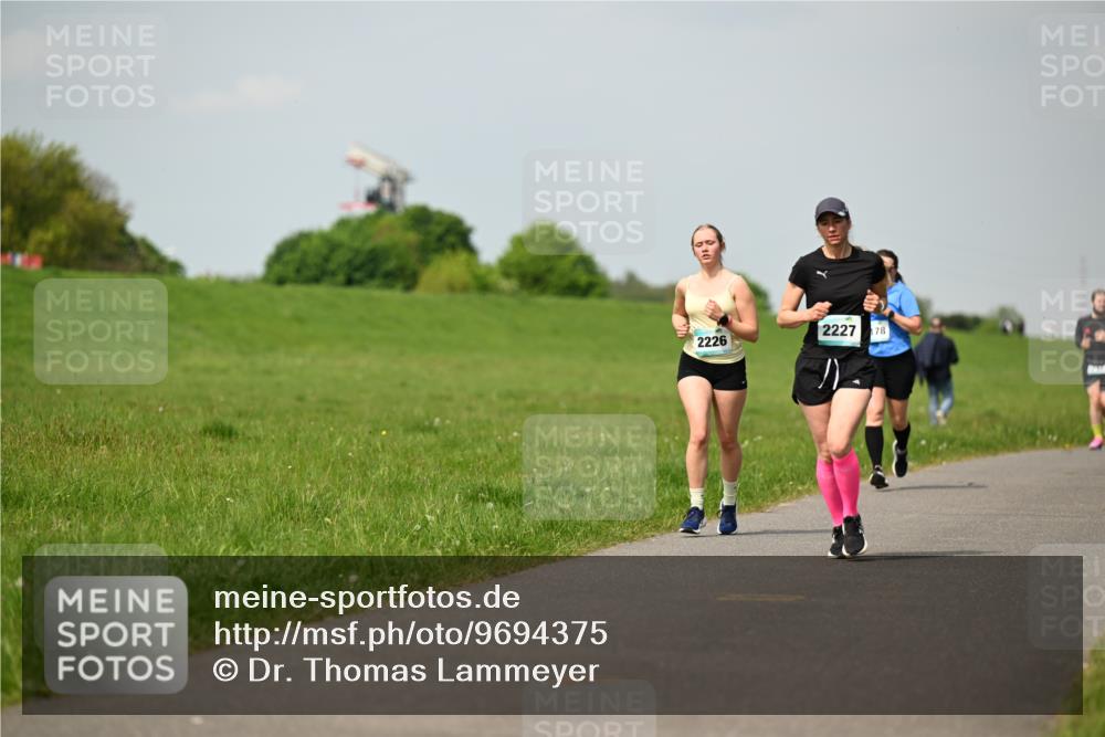 10.05.2026 - 8. Wedeler Halbmarathon Dr. Thomas Lammeyer http://msf.ph/oto/9694375 10.05.2026 11:19:23 Laufen 2226, 2227, 178 meine-sportfotos.de