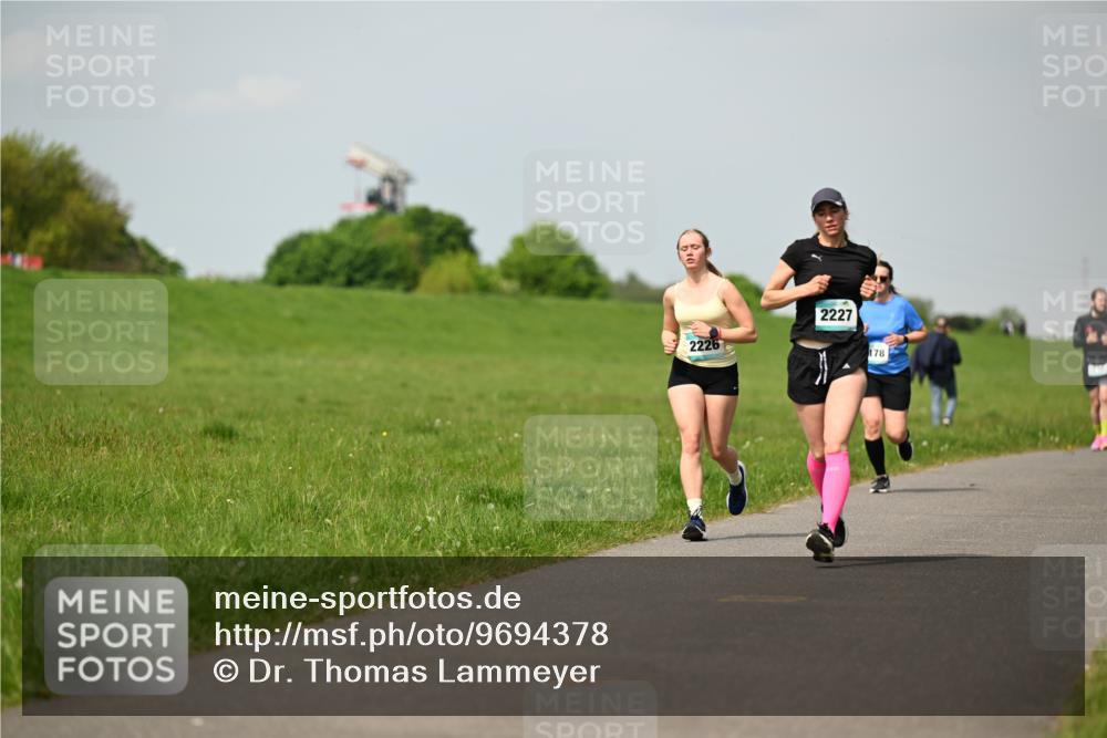 10.05.2026 - 8. Wedeler Halbmarathon Dr. Thomas Lammeyer http://msf.ph/oto/9694378 10.05.2026 11:19:24 Laufen 2226, 2227, 178 meine-sportfotos.de