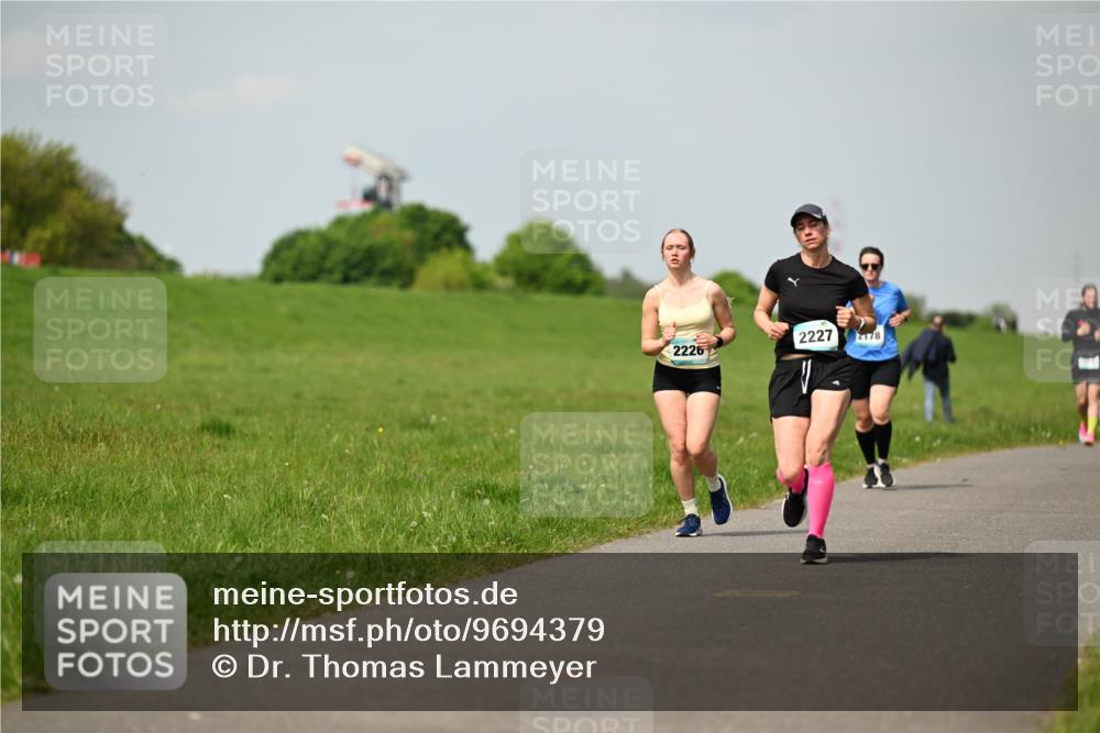 10.05.2026 - 8. Wedeler Halbmarathon Dr. Thomas Lammeyer http://msf.ph/oto/9694379 10.05.2026 11:19:24 Laufen 2226, 2227, 178 meine-sportfotos.de