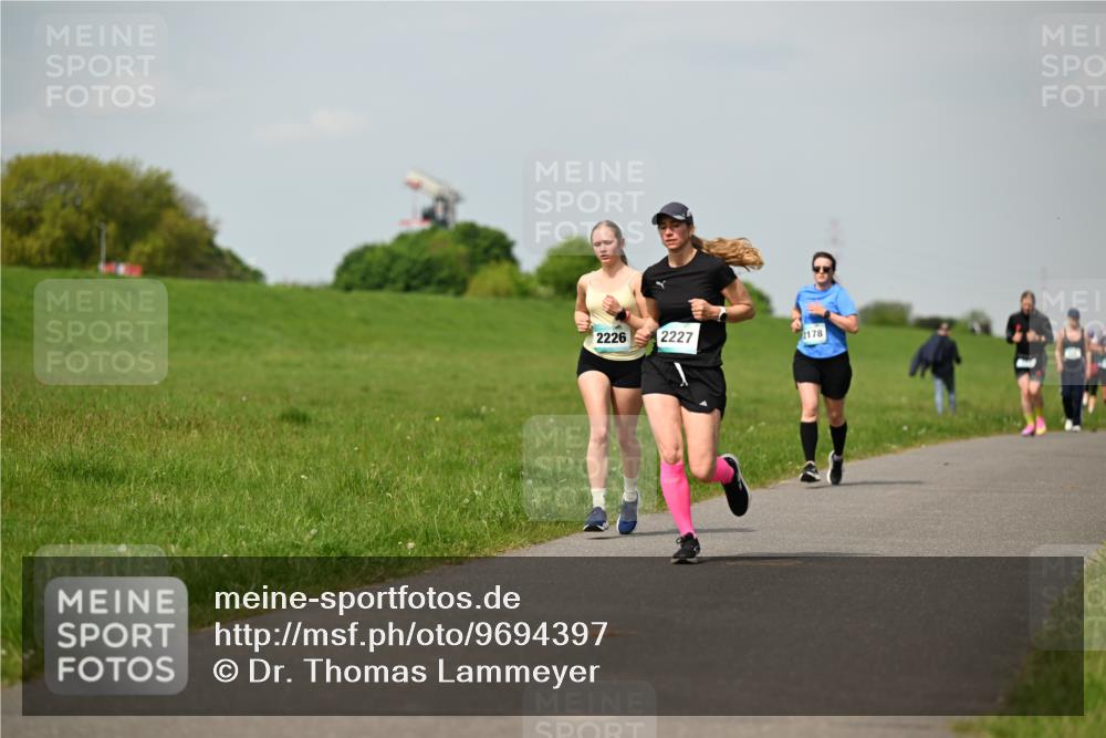 10.05.2026 - 8. Wedeler Halbmarathon Dr. Thomas Lammeyer http://msf.ph/oto/9694397 10.05.2026 11:19:25 Laufen 2226, 2227, 2178 meine-sportfotos.de