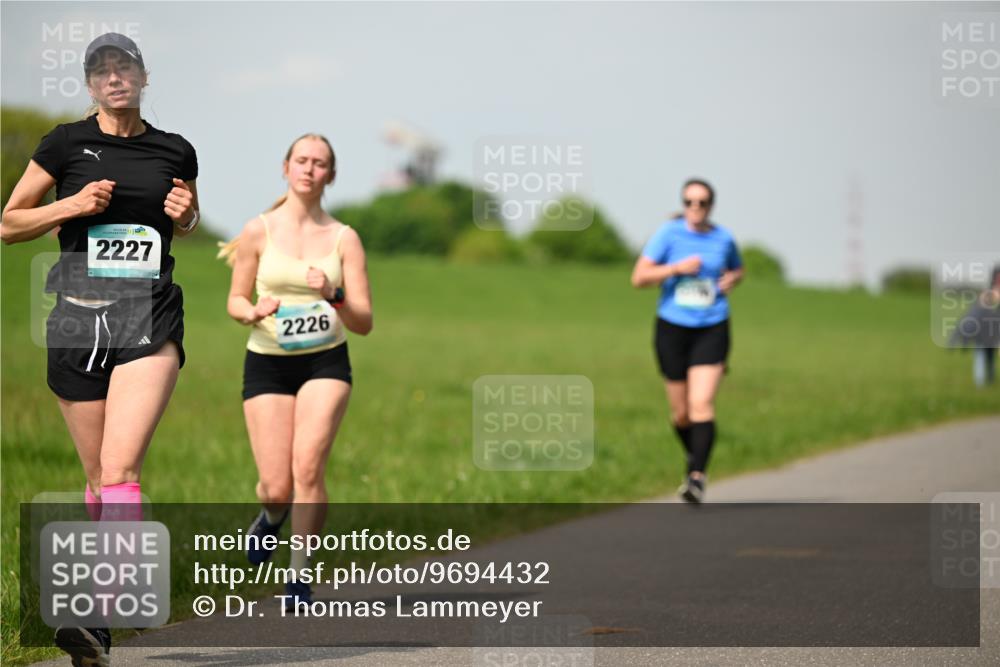 10.05.2026 - 8. Wedeler Halbmarathon Dr. Thomas Lammeyer http://msf.ph/oto/9694432 10.05.2026 11:19:28 Laufen 2227, 2226 meine-sportfotos.de