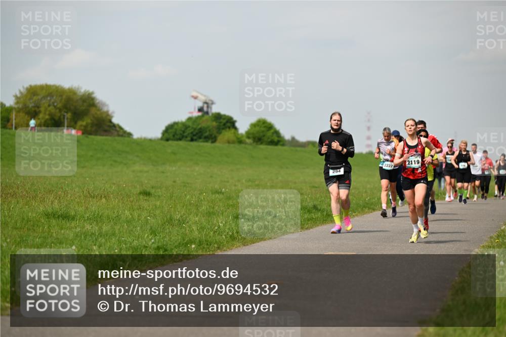 10.05.2026 - 8. Wedeler Halbmarathon Dr. Thomas Lammeyer http://msf.ph/oto/9694532 10.05.2026 11:19:35 Laufen 294, 2222, 2119 meine-sportfotos.de