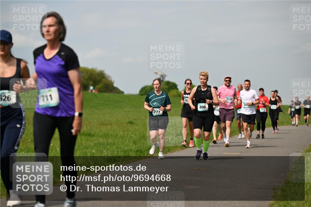10.05.2026 - 8. Wedeler Halbmarathon Dr. Thomas Lammeyer http://msf.ph/oto/9694668 10.05.2026 11:19:47 Laufen 526, 711, 777, 201, 806, 2135 meine-sportfotos.de