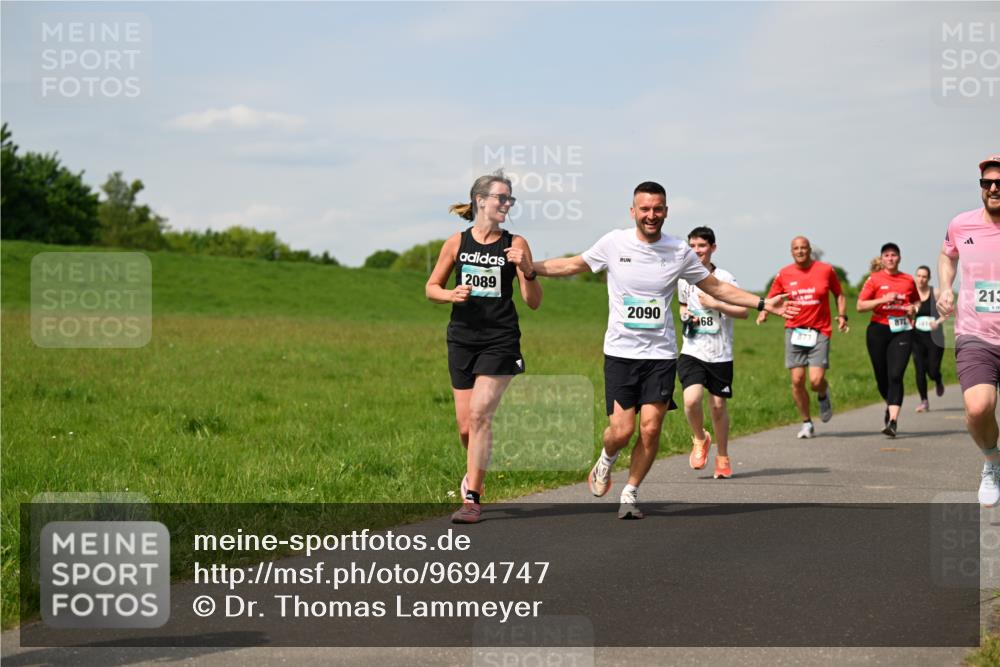 10.05.2026 - 8. Wedeler Halbmarathon Dr. Thomas Lammeyer http://msf.ph/oto/9694747 10.05.2026 11:19:53 Laufen 2089, 2090, 168, 871, 873, 213, 163 meine-sportfotos.de
