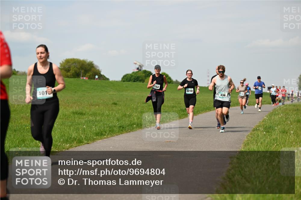 10.05.2026 - 8. Wedeler Halbmarathon Dr. Thomas Lammeyer http://msf.ph/oto/9694804 10.05.2026 11:19:57 Laufen 101, 154, 2210, 438, 2106 meine-sportfotos.de