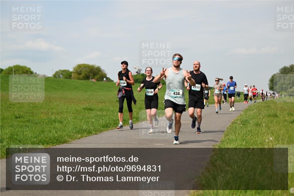 10.05.2026 - 8. Wedeler Halbmarathon Dr. Thomas Lammeyer http://msf.ph/oto/9694831 10.05.2026 11:19:59 Laufen 2154, 2211, 2210, 438 meine-sportfotos.de