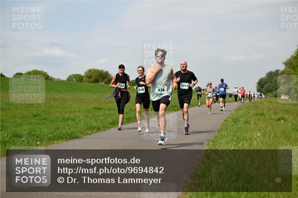 10.05.2026 - 8. Wedeler Halbmarathon Dr. Thomas Lammeyer http://msf.ph/oto/9694842 10.05.2026 11:19:59 Laufen 154, 2211, 2210, 438 meine-sportfotos.de