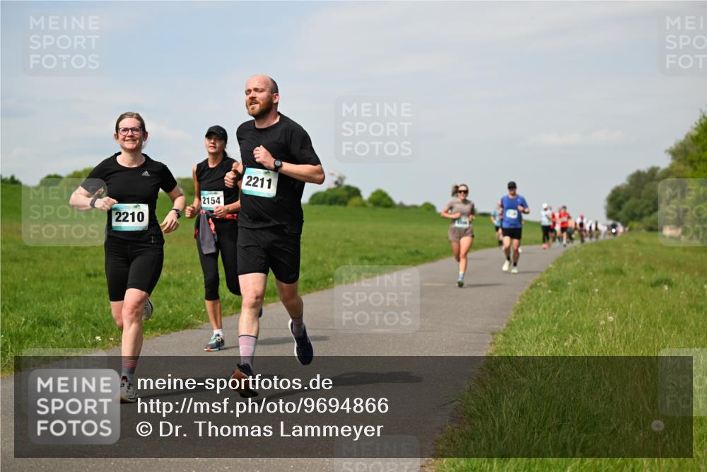 10.05.2026 - 8. Wedeler Halbmarathon Dr. Thomas Lammeyer http://msf.ph/oto/9694866 10.05.2026 11:20:01 Laufen 2210, 2154, 2211 meine-sportfotos.de