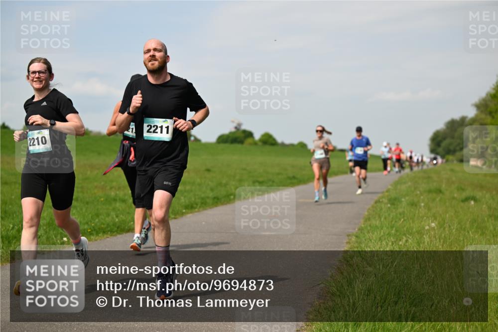 10.05.2026 - 8. Wedeler Halbmarathon Dr. Thomas Lammeyer http://msf.ph/oto/9694873 10.05.2026 11:20:02 Laufen 2210, 2211 meine-sportfotos.de