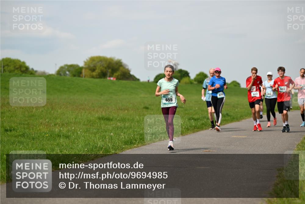 10.05.2026 - 8. Wedeler Halbmarathon Dr. Thomas Lammeyer http://msf.ph/oto/9694985 10.05.2026 11:20:12 Laufen 933, 970, 655, 927, 365 meine-sportfotos.de