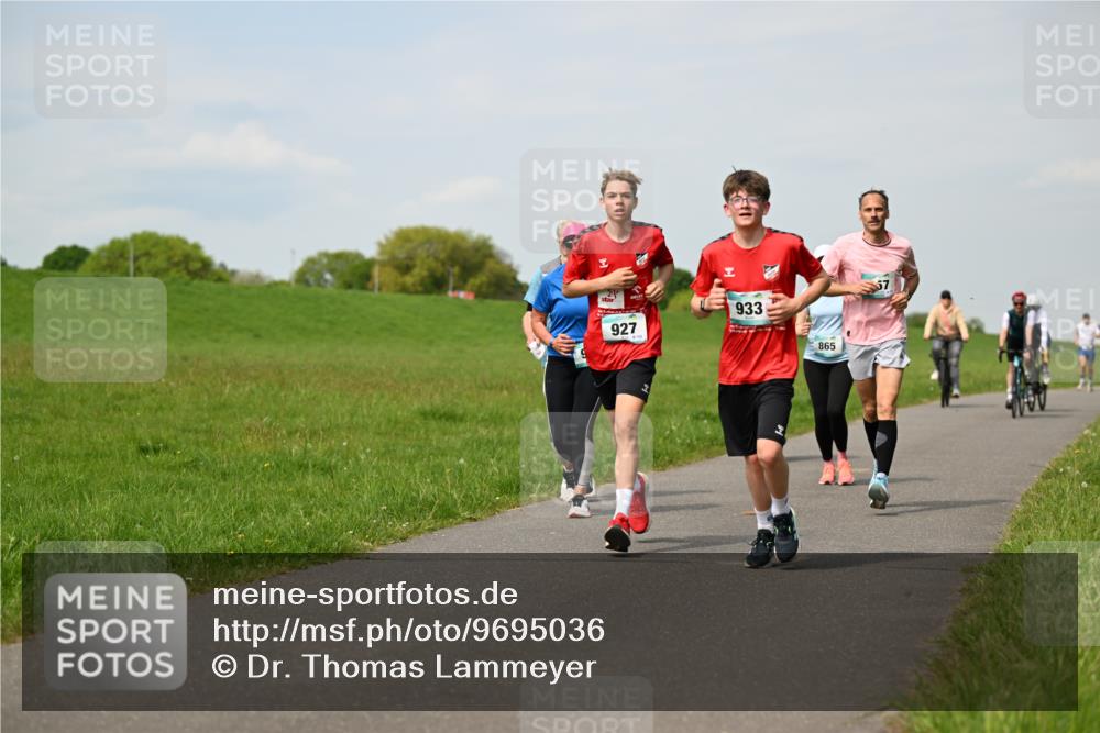 10.05.2026 - 8. Wedeler Halbmarathon Dr. Thomas Lammeyer http://msf.ph/oto/9695036 10.05.2026 11:20:16 Laufen 927, 933, 865 meine-sportfotos.de