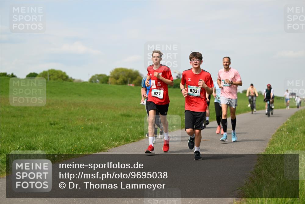 10.05.2026 - 8. Wedeler Halbmarathon Dr. Thomas Lammeyer http://msf.ph/oto/9695038 10.05.2026 11:20:16 Laufen 927, 933 meine-sportfotos.de