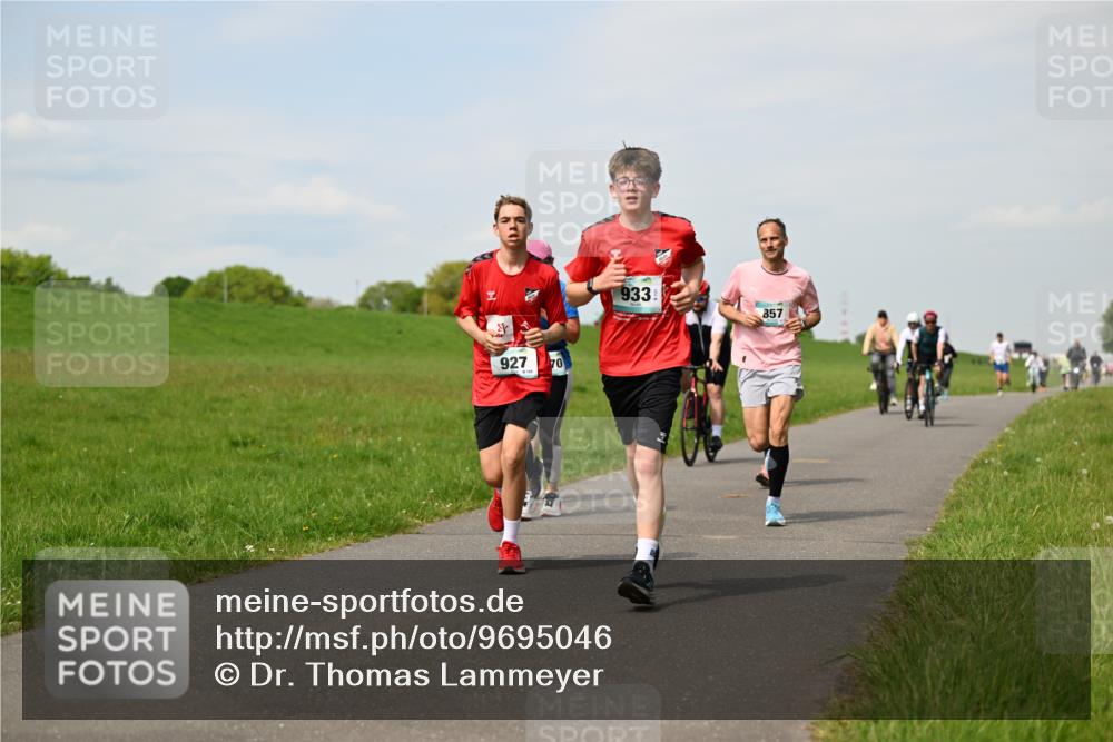 10.05.2026 - 8. Wedeler Halbmarathon Dr. Thomas Lammeyer http://msf.ph/oto/9695046 10.05.2026 11:20:16 Laufen 927, 933, 857 meine-sportfotos.de