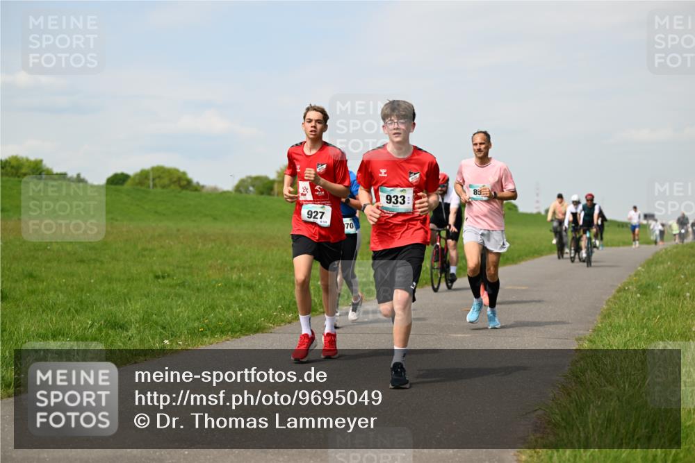 10.05.2026 - 8. Wedeler Halbmarathon Dr. Thomas Lammeyer http://msf.ph/oto/9695049 10.05.2026 11:20:17 Laufen 927, 933 meine-sportfotos.de