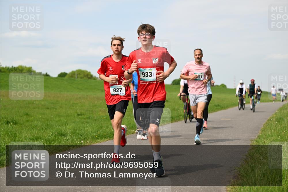 10.05.2026 - 8. Wedeler Halbmarathon Dr. Thomas Lammeyer http://msf.ph/oto/9695059 10.05.2026 11:20:17 Laufen 933, 927 meine-sportfotos.de