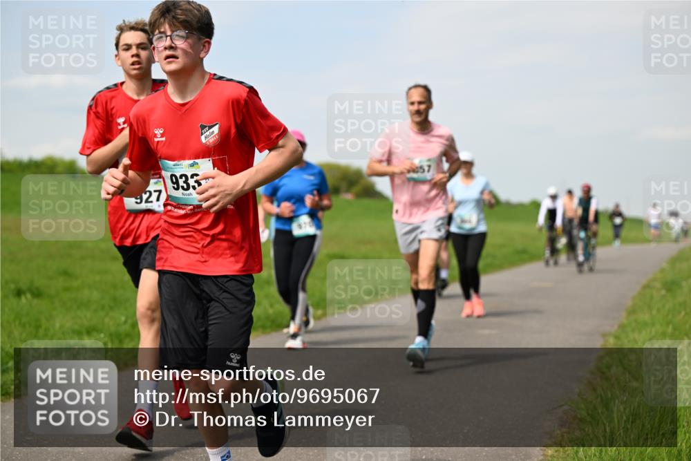 10.05.2026 - 8. Wedeler Halbmarathon Dr. Thomas Lammeyer http://msf.ph/oto/9695067 10.05.2026 11:20:18 Laufen 927, 933 meine-sportfotos.de