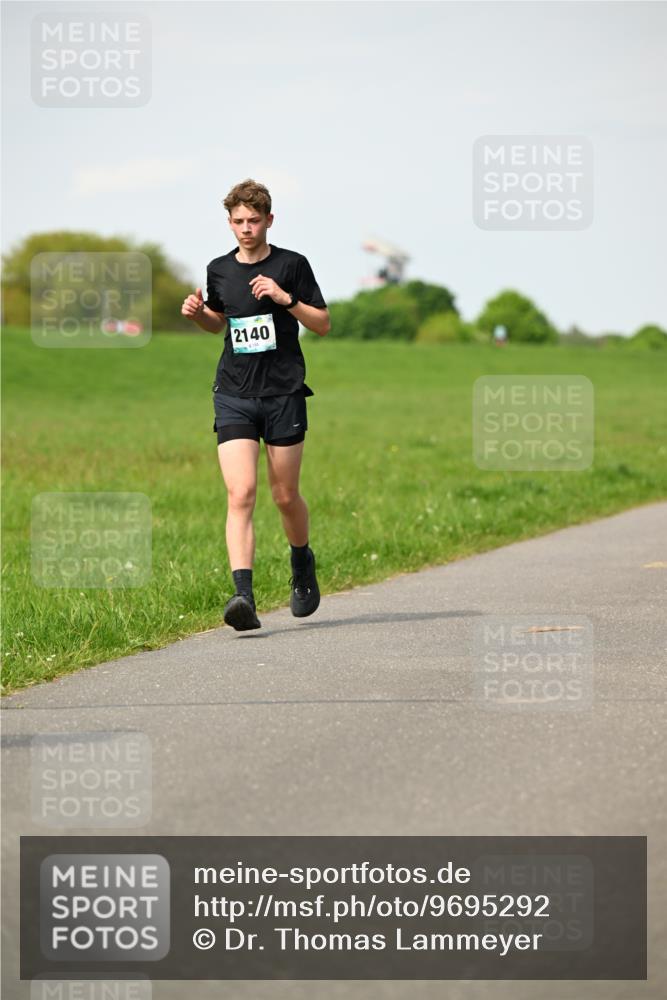 10.05.2026 - 8. Wedeler Halbmarathon Dr. Thomas Lammeyer http://msf.ph/oto/9695292 10.05.2026 11:21:11 Laufen 2140 meine-sportfotos.de