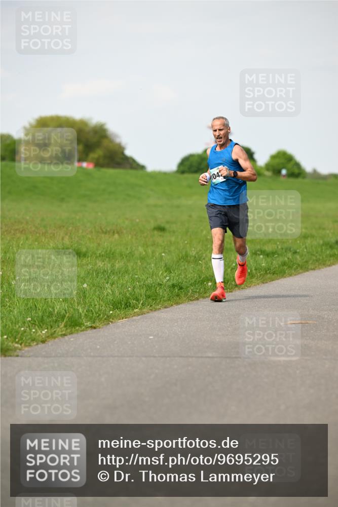10.05.2026 - 8. Wedeler Halbmarathon Dr. Thomas Lammeyer http://msf.ph/oto/9695295 10.05.2026 11:21:15 Laufen 104 meine-sportfotos.de