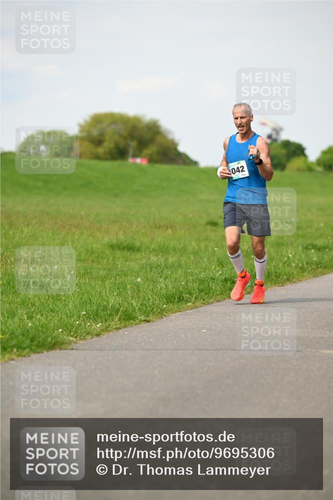10.05.2026 - 8. Wedeler Halbmarathon Dr. Thomas Lammeyer http://msf.ph/oto/9695306 10.05.2026 11:21:15 Laufen 1042 meine-sportfotos.de