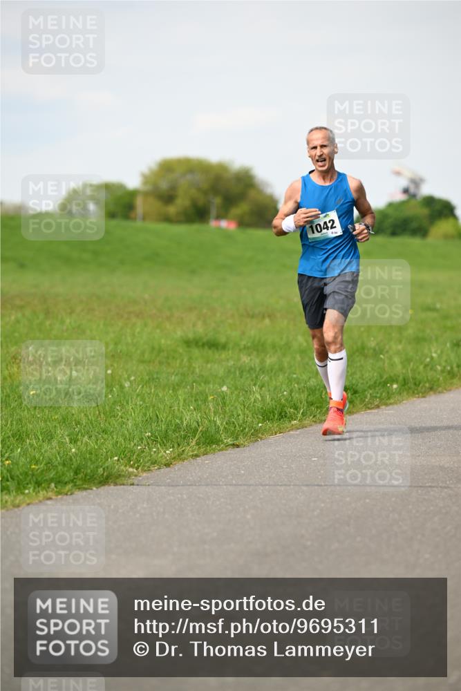 10.05.2026 - 8. Wedeler Halbmarathon Dr. Thomas Lammeyer http://msf.ph/oto/9695311 10.05.2026 11:21:16 Laufen 1042, 894 meine-sportfotos.de
