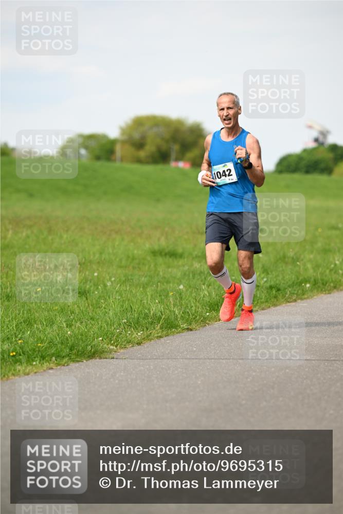 10.05.2026 - 8. Wedeler Halbmarathon Dr. Thomas Lammeyer http://msf.ph/oto/9695315 10.05.2026 11:21:16 Laufen 1042, 894 meine-sportfotos.de