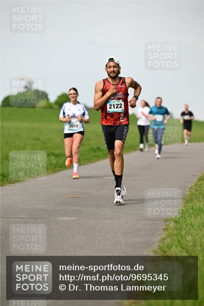 10.05.2026 - 8. Wedeler Halbmarathon Dr. Thomas Lammeyer http://msf.ph/oto/9695345 10.05.2026 11:21:18 Laufen 2016, 2122 meine-sportfotos.de