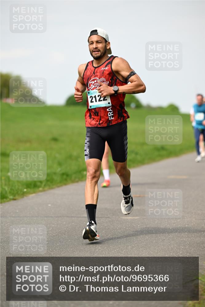 10.05.2026 - 8. Wedeler Halbmarathon Dr. Thomas Lammeyer http://msf.ph/oto/9695366 10.05.2026 11:21:19 Laufen 2122 meine-sportfotos.de