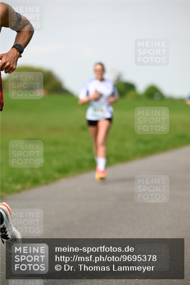 10.05.2026 - 8. Wedeler Halbmarathon Dr. Thomas Lammeyer http://msf.ph/oto/9695378 10.05.2026 11:21:20 Laufen  meine-sportfotos.de