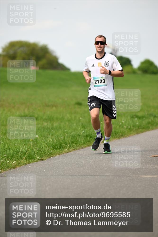 10.05.2026 - 8. Wedeler Halbmarathon Dr. Thomas Lammeyer http://msf.ph/oto/9695585 10.05.2026 11:21:41 Laufen 2123 meine-sportfotos.de
