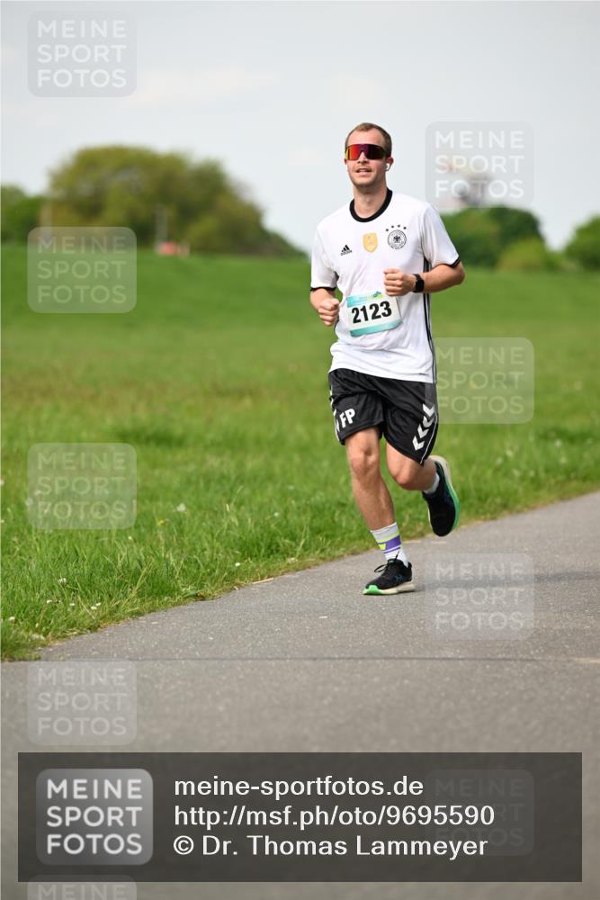 10.05.2026 - 8. Wedeler Halbmarathon Dr. Thomas Lammeyer http://msf.ph/oto/9695590 10.05.2026 11:21:42 Laufen 2123 meine-sportfotos.de
